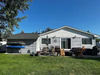 Charming 3-bedroom Lake Cottage with Dock, WiFi, & AC on enjoyable Houghton Lake