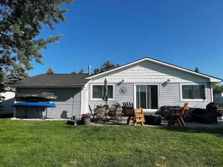Charming 3-bedroom Lake Cottage with Dock, WiFi, & AC on enjoyable Houghton Lake