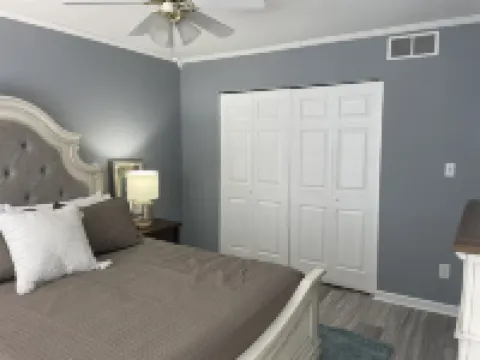 Spacious 4 Bedroom Townhouse Hotels in Middletown