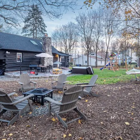 Timber Lodge: Hot Tub, Fireplace & Fun for All !