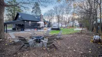 Timber Lodge: Hot Tub, Fireplace & Fun for All !
