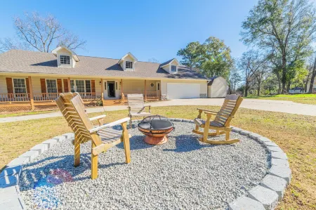 Modern Lakeside Retreat Отели в г. Юфола