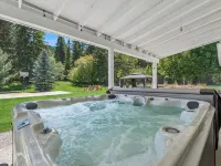Spacious 7-Bed Home w/ Hot Tub, Fireplace, Gym, Wine Bar, and 2 Living Spaces! Hotels in Lakeside