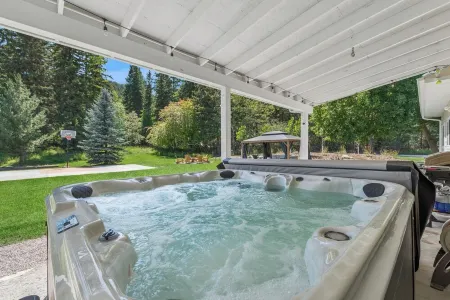 Spacious 7-Bed Home w/ Hot Tub, Fireplace, Gym, Wine Bar, and 2 Living Spaces! Отели в г. Лейксайд