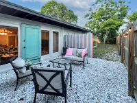 2Br/2ba Beach Bungalow with Expansive Backyard. Lake Worth Beach Park附近的飯店