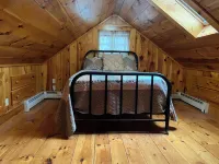 Cozy cabin in charming Kenoza Lake with WiFi, AC, pond,fire pit, lotof amenities Hotels in Delaware