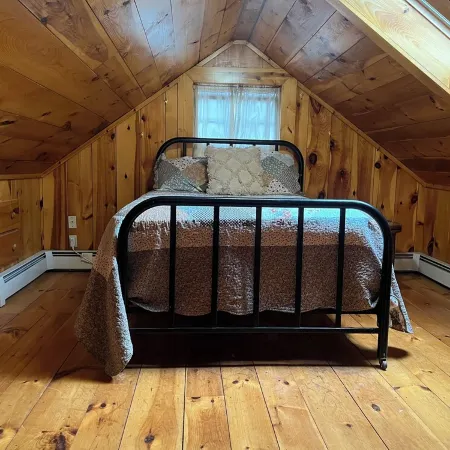 Cozy cabin in charming Kenoza Lake with WiFi, AC, pond,fire pit, lotof amenities