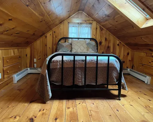 Cozy cabin in charming Kenoza Lake with WiFi, AC, pond,fire pit, lotof amenities Hotels in Delaware