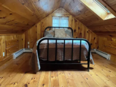 Cozy cabin in charming Kenoza Lake with WiFi, AC, pond,fire pit, lotof amenities