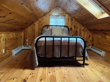 Cozy cabin in charming Kenoza Lake with WiFi, AC, pond,fire pit, lotof amenities