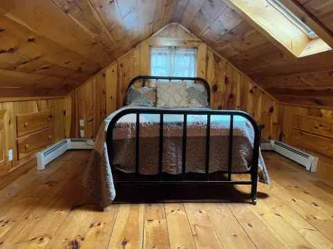 Cozy cabin in charming Kenoza Lake with WiFi, AC, pond,fire pit, lotof amenities