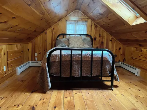 Cozy cabin in charming Kenoza Lake with WiFi, AC, pond,fire pit, lotof amenities