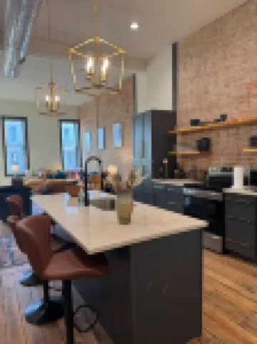 Boujee on Third: 2-bedroom condo in Beautiful Downtown Marion