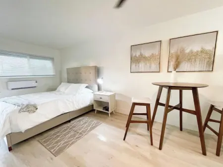 Newly renovated studio apartment 1 mile to HWY 99