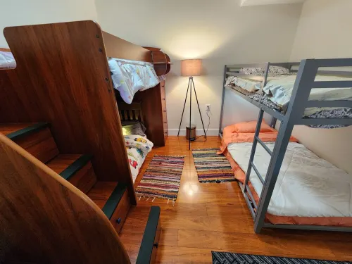 New build A-Frame house in tranquil Houghton Lake with WiFi, AC فنادق في بحيرة هوتون