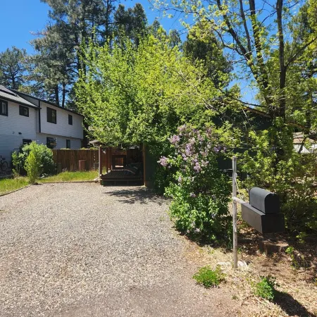 Charming 3-bedroom house with WiFi, dog friendly, hot tub, and AC in Flagstaff