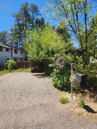 Charming 3-bedroom house with WiFi, dog friendly, hot tub, and AC in Flagstaff