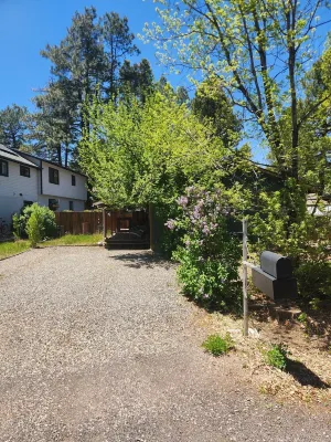 Charming 3-bedroom house with WiFi, dog friendly, hot tub, and AC in Flagstaff