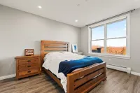 New Renovated 3BR/4BTH Condo Sleeps 10 Gym Heated Pool Walk to Stratton Mtn