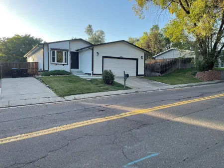 Spacious 5-bedroom house with WiFi, AC in charming Arvada