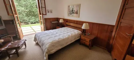 Cozy house on Lake Bambuí in Campos do Jordão