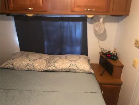 RV w/master bedroom, full bath & kitchen. Отели в г. Кирби
