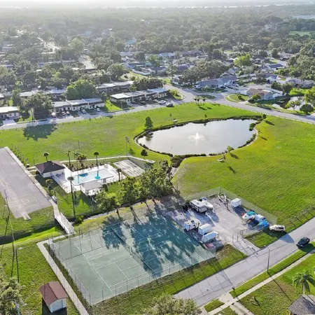 Charming 2-bedroom villa in Seminole with pool, WiFi and AC