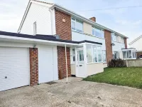 Luxury Sea View Retreat with Hot Tub – Sleeps 8