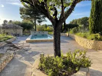 Gite in superb stone farmhouse in idyllic setting, 10 minutes from beaches. Hotels in Le Castellet