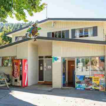 The Flaming Kiwi Backpackers Hotel Exterior