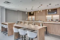 Embassy Suites by Hilton Louisville East - Barer