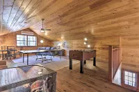 Deck, Games & Fire Pit: Modern Pine Cabin! - Homestays