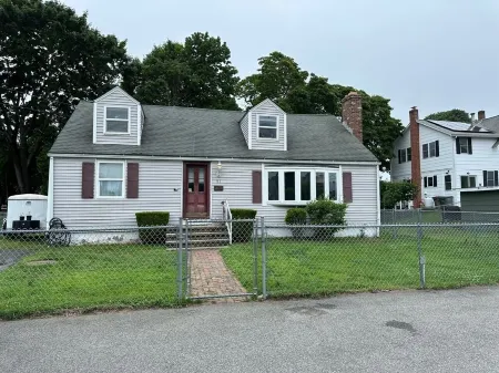 Niantic Beach House! Sleeps 8, walk to Crescent Beach