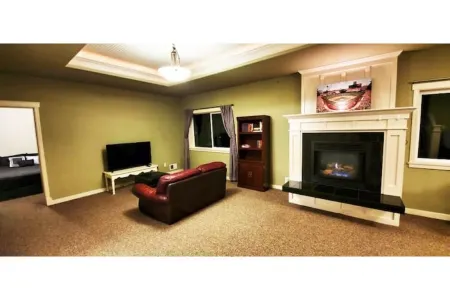 HUGE 1 BEDROOM APPARTMENT (910 sqft