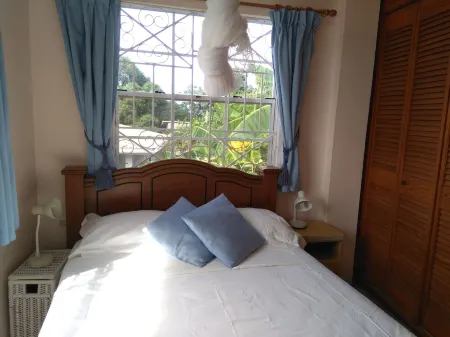 Annie's Ocean-Cozy 2BD with Stunning Bay Views Отели рядом с достопримечательностью «Гайд Парк Тропикал Гарден»