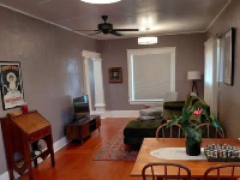 Inviting 2-bedroom, 1-bathroom house with large backyard and WiFi in Corvallis Hoteles en Corvallis