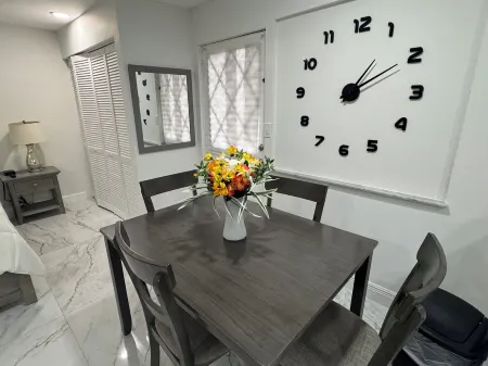 Pasadena Lakes Retreat 2 beds studio in charming Pembroke Pines Отели в г. Пемброк-Пайнс