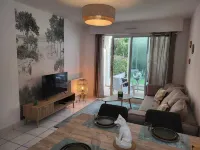 Cosy ground floor apartment for 4 to 6 people by the sea