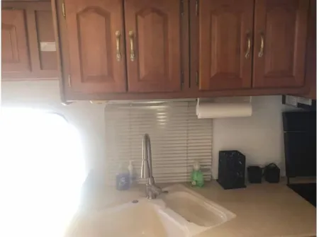 RV w/master bedroom, full bath & kitchen. Отели в г. Кирби