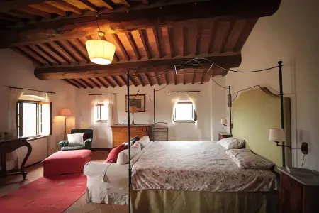 VILLA TUSCANY - PODERE DELL' AMORE Tennis court, swimming pool Отели рядом с достопримечательностью «Borgo Pignano Horseback Riding»