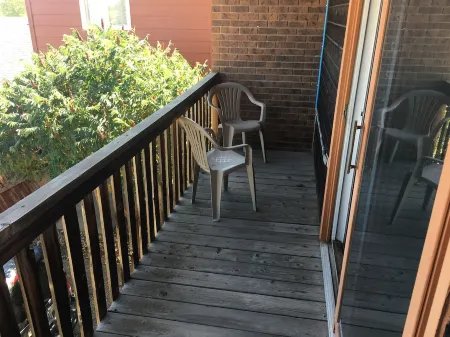 1,800sf 3 Stories with 8 beds townhome