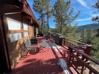 Cozy 2-bedroom cabin just 6 minutes to Bishop’s Castle or San Isabell lake. Hotels in Custer County