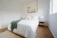 5 mins walk to Beach - Modern Beachy Escape. Netflix, Full Kitchen, Comfy Beds! - 4-Star