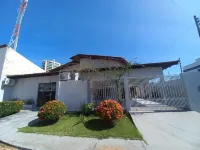 House with swimming pool in a prime area のホテル