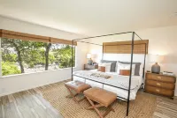 Bright Cove Bungalow- Charming & Luxe Waterfront home located on Lake Travis Các khách sạn gần Family Business Beer Company