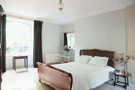 Trenarren House, 2 acres private garden & sea views (pet & family-friendly)