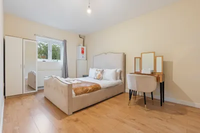 Spacious light filled apartment Hotels near Stephen Oliver Studio & Gallery