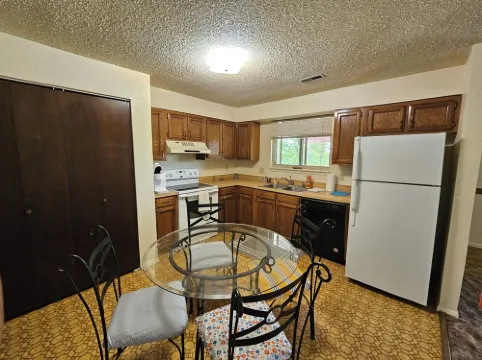 Cozy apartment on the western slope. Pet friendly.