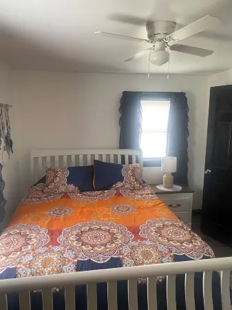 Charming 2-bedroom apartment with WiFi, AC in Wabash. Отели в г. Вабаш