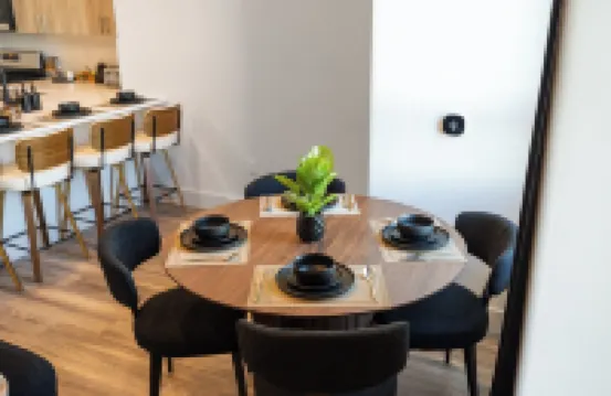 2BR, King Bd, Free Prkn, Gym, NYC View, 8min Train